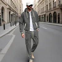 Nouvel ensemble décontracté pour homme, composé d'un sweat à capuche et d'un pantalon cargo. Poignets rayés pour un style streetwear sportif. 1