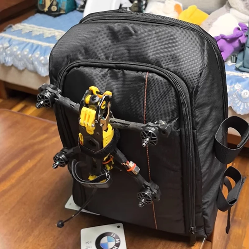 Vue rapprochée du drone de transport et protection avec caméra HD, soulignant sa robustesse.
