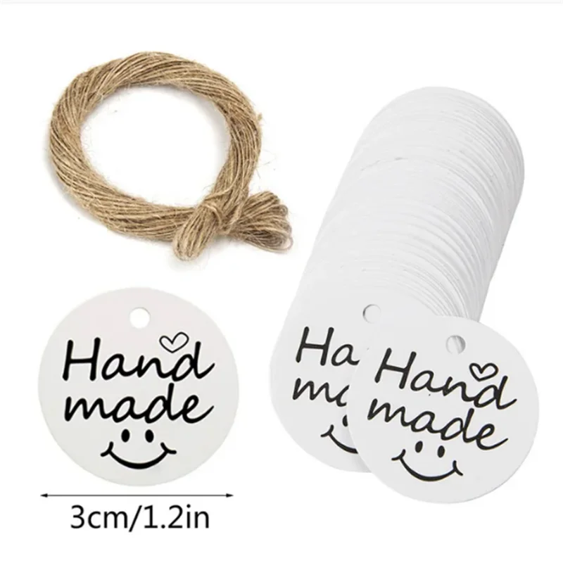 Rôzne kraft papierové štítky na dekoráciu darčekov
