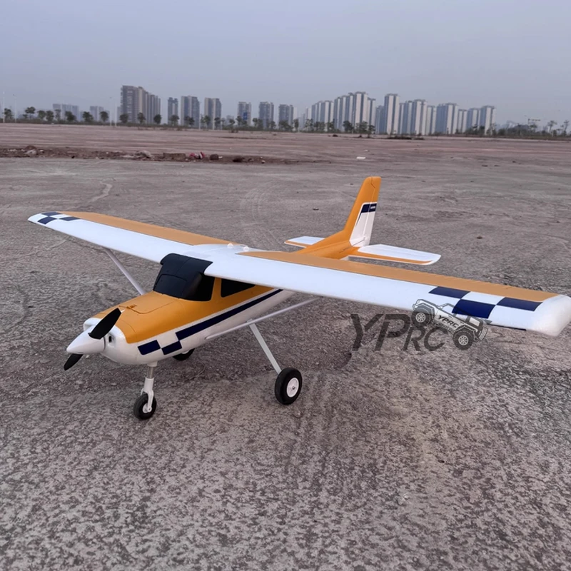 Planeur RC jaune en vol, ciel nuageux, trainée de condensation derrière les ailes.