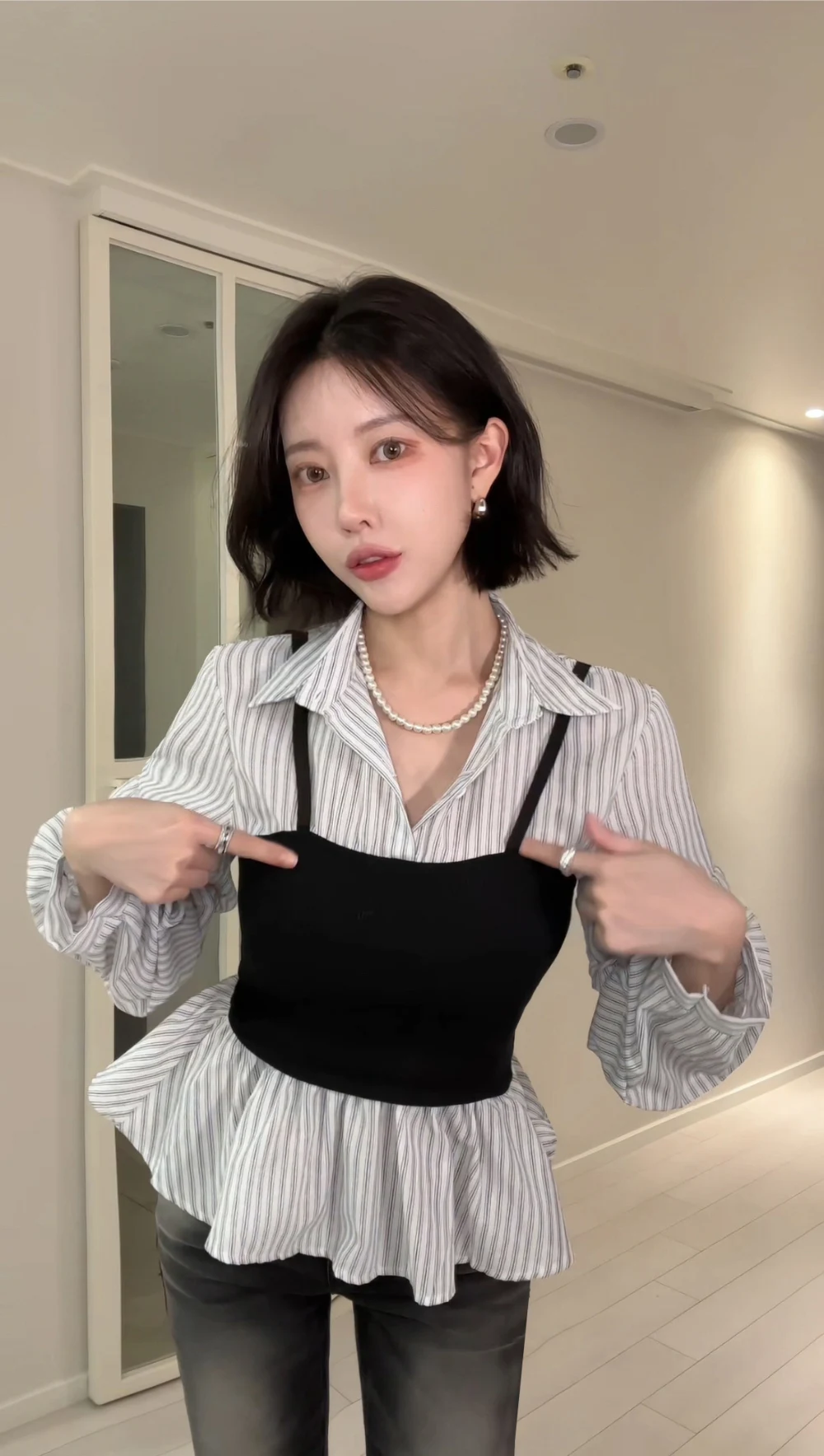 قميص نسائي جديد لربيع 2026 بتصميم مخطط يحدد الخصر وقصة ضيقة مع تصميم كم منفوش وهمي من قطعتين