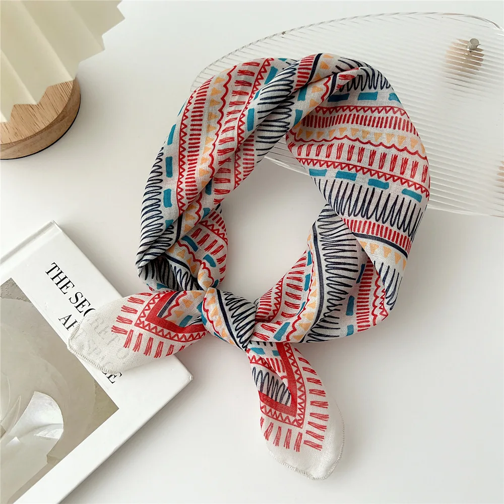 Рисунок 4 - Женский шейный платок с цветочным принтом