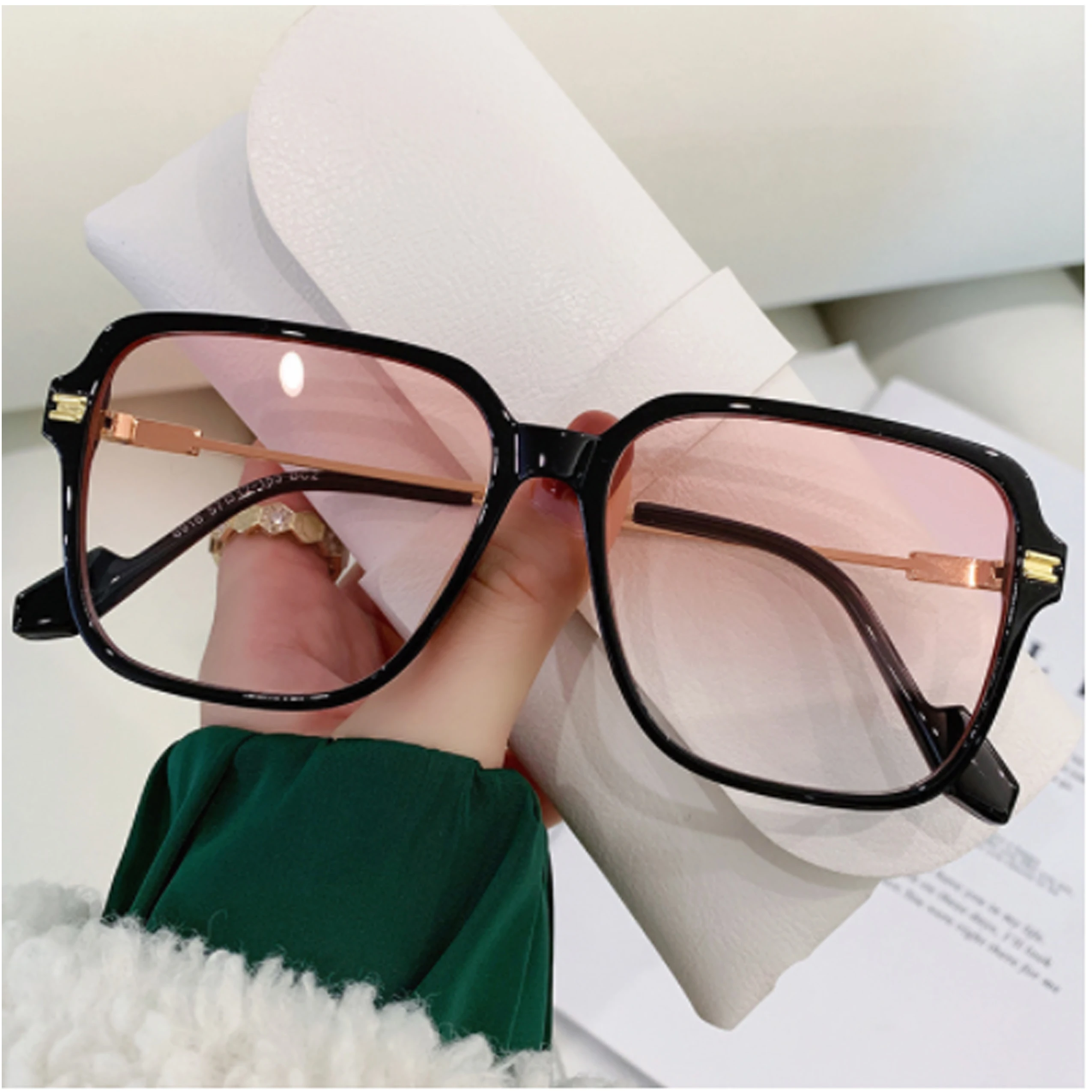 

2022 New Metal Fashion Trend Personality Sunglasses