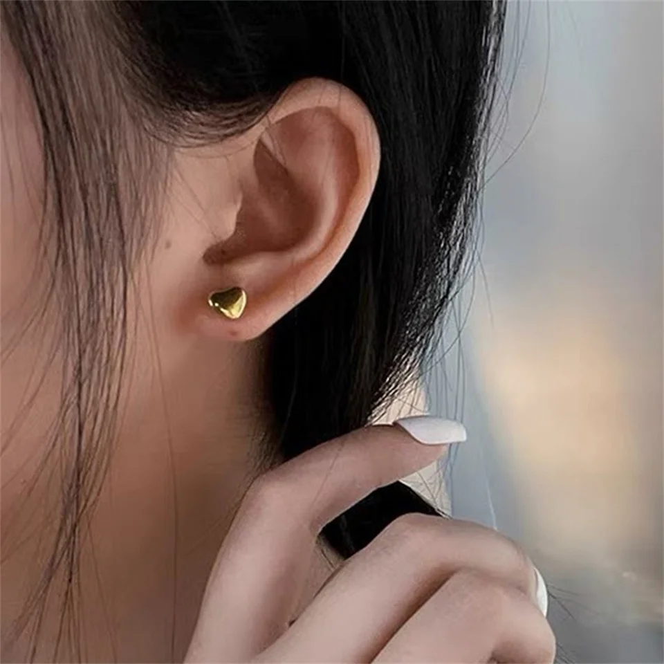 Winzige Herz-Ohrstecker aus Edelstahl, 6x7mm Liebesherz-Ohrringe Minimalistischer Zarter Herzschmuck für Frauen – Detail 2