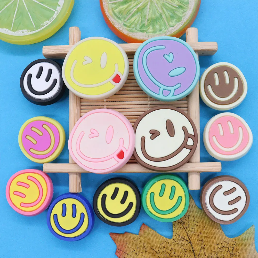 13 Stück Mix Happy Face Schöne Schuhe Schnalle Charms DIY PVC Garten Sandalen Zubehör Passend für Jungen Mädchen Armband