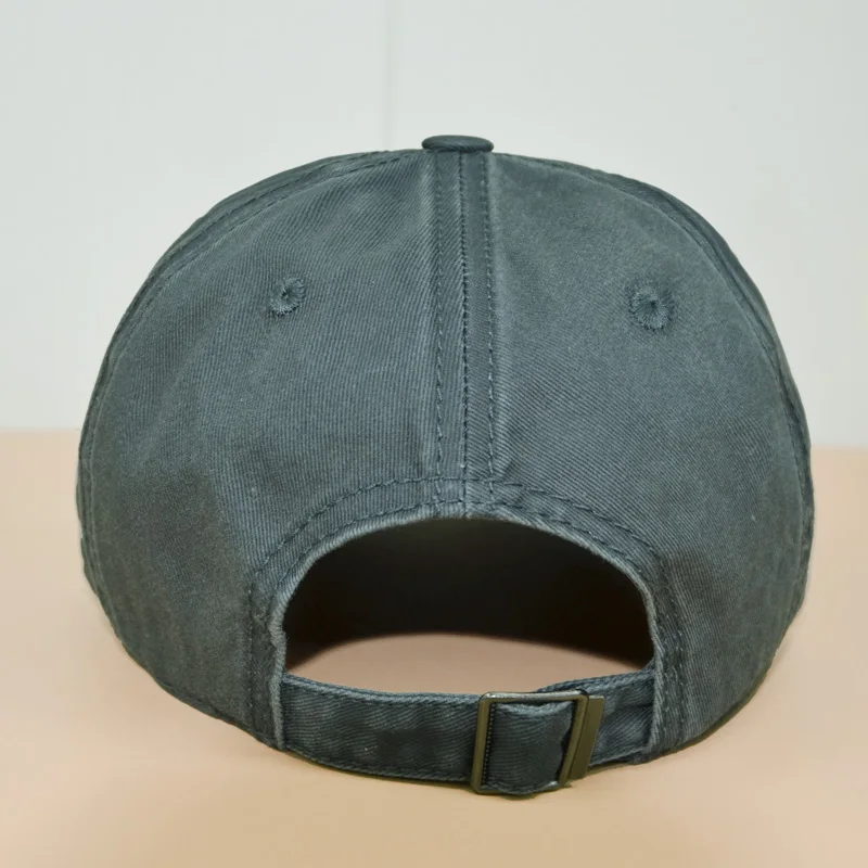 Eine verstellbare, einfache und lässige Baseballmütze aus bestickter Baumwolle für Herren – Detail 16