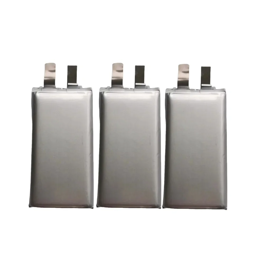 Comparaison des tailles : batterie 903872 à gauche, 923872 à droite, toutes deux argentées