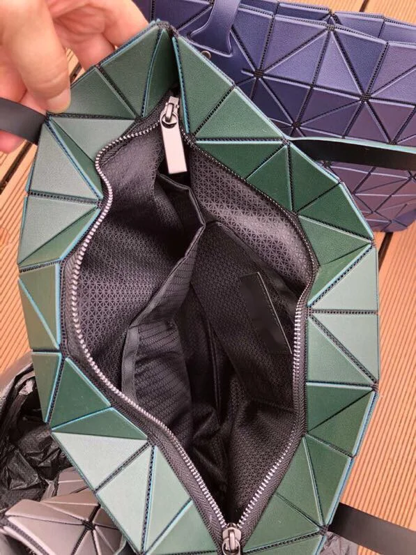 Lote 220 gris mate. Miyake Lifestyle BAOBAO Rock Bag, uno de los raros estilos de cremallera de Miyake. enteramente hecho de materiales originales japoneses_voghion.com