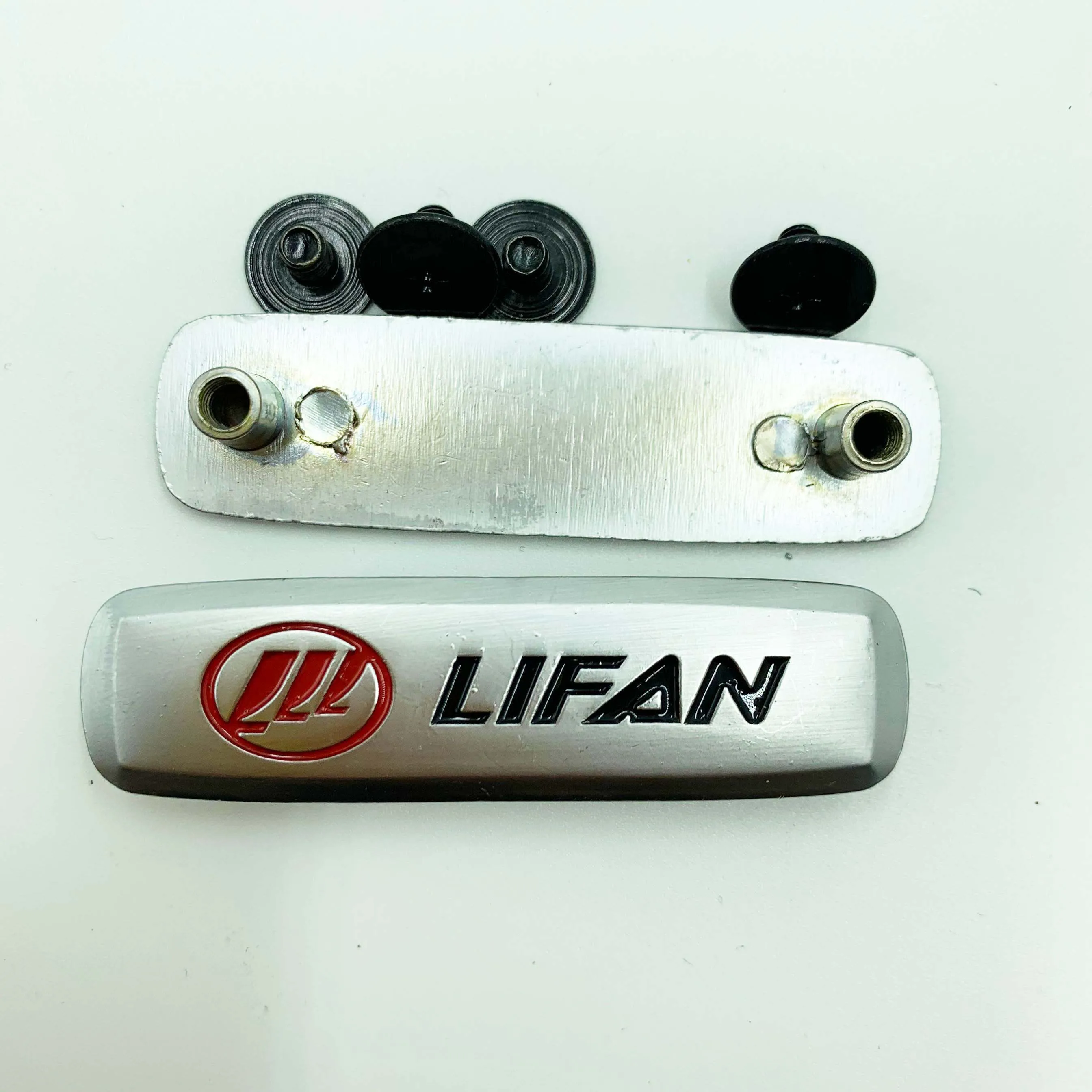 2 шт. автомобильные напольные коврики наклейка с эмблемой винтами для Lifan 620 Ev 530 X50