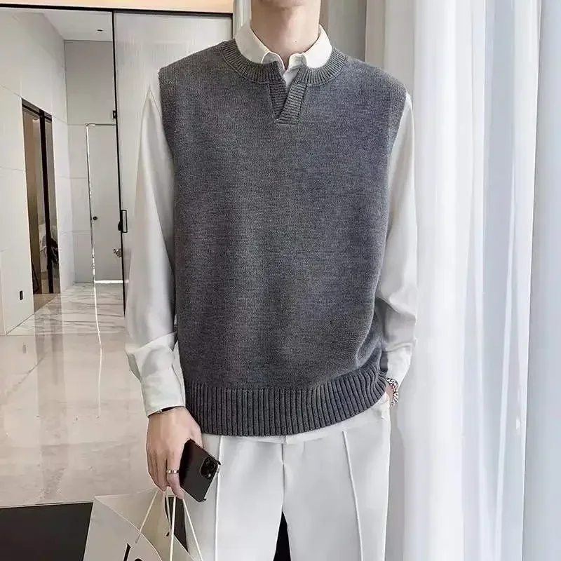 thumbnail image 1 of Suéteres de punto para hombres Chaleco sin mangas Ropa para hombre Cuello en V blanco Suave Moda coreana Un producto más vendido 2024 X, 1 of 4