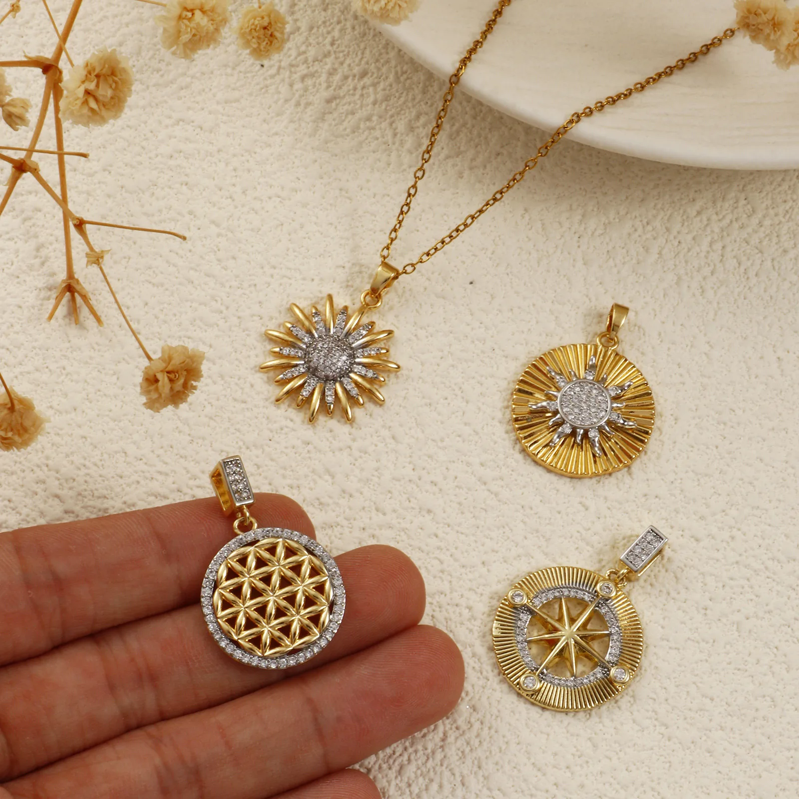 1 Stück Messinganhänger, 18 Karat vergoldet, Sonnenblumenstern, Mikropavé-Fassung mit klaren Zirkonia, zum Selbermachen von Halsketten und Schmuck_voghion.com