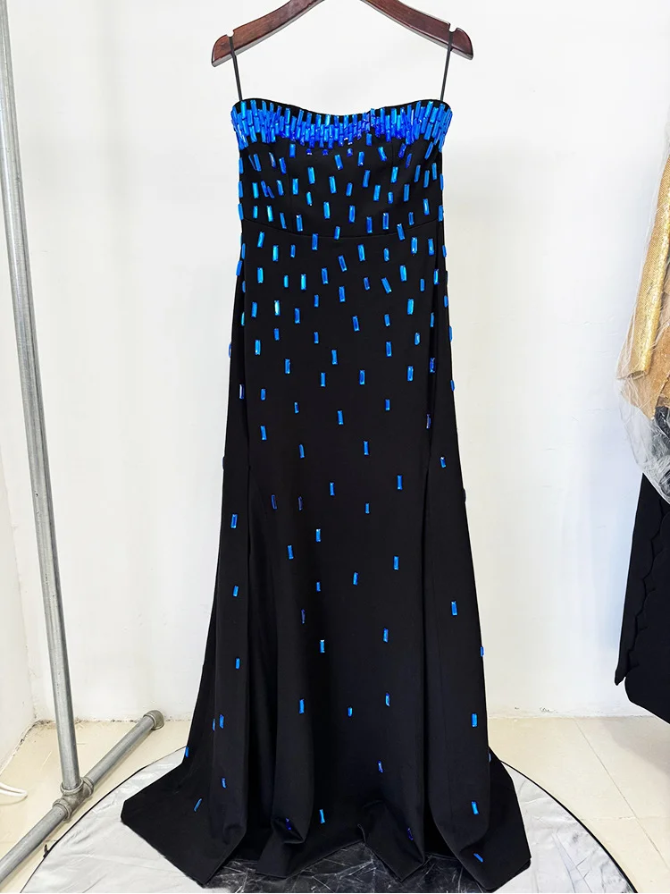 فستان ماكسي أزرق مطرز بالماس