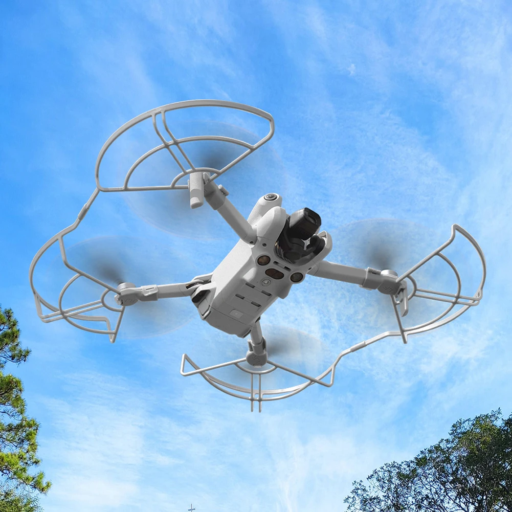 Drone DJI Mini 4 Pro équipé de la protection d'hélice, prêt pour un vol sécurisé.