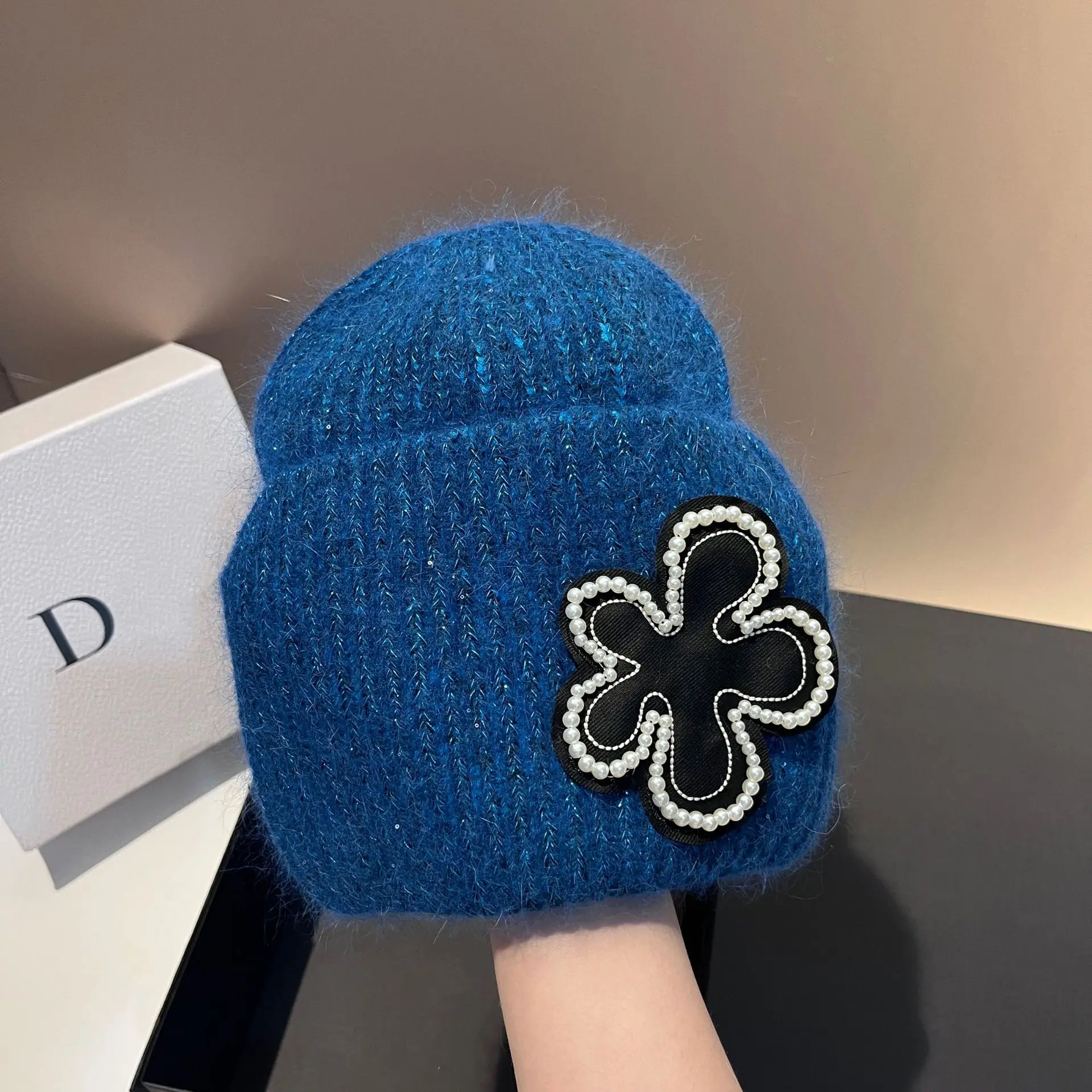 Chapeau de bonnet de fleur de perle à la mode hiver nouveau chapeau en tricot de fourrure de lapin à paillettes gluantes douces en plein air polyvalent léger chapeau de luxe femmes_voghion.com