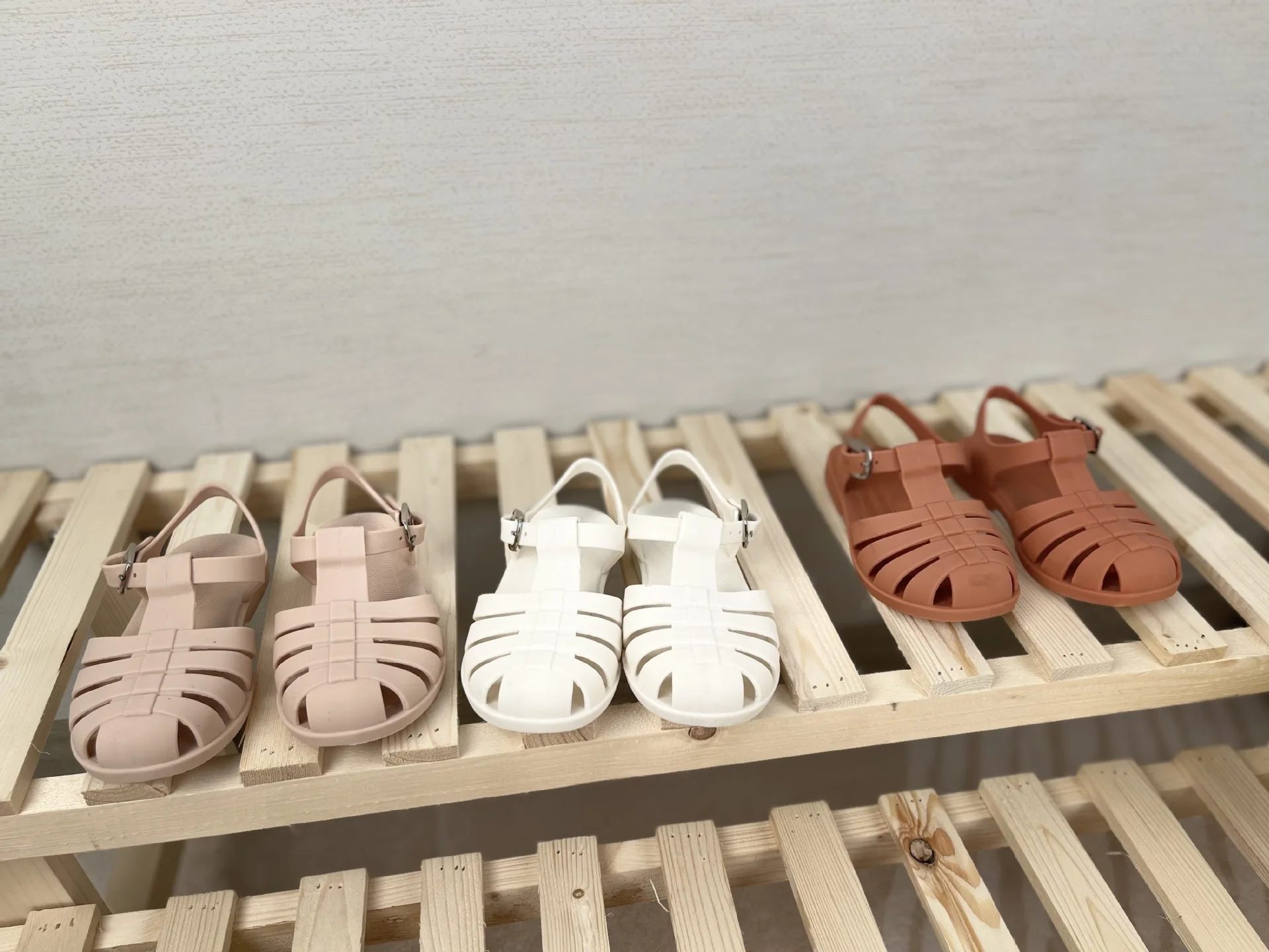 Summer Children's Rubber Soft Sole Beach Shoes Baby Kids Jelly Sandals Boys Girls Candy Color Shoes SO127 2