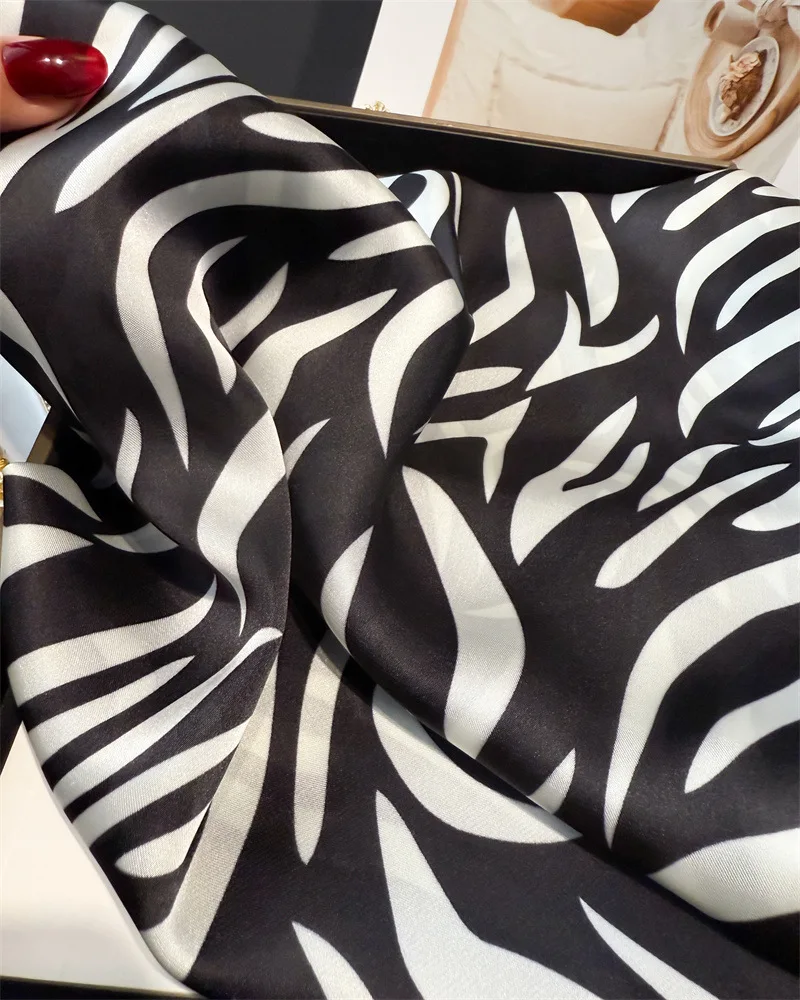 2025 Mode Zebra Streifen Designer Print Schal Frauen 70x70 cm Satin Schals Luxus Bandana Hijab Halstuch Schal Kopftuch – Detail 4