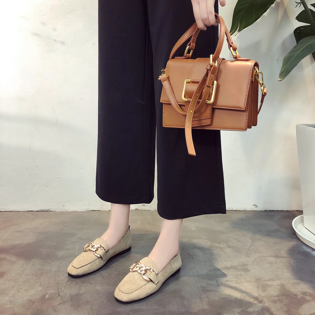 Рисунок 6 - Кроссовки Женские однотонные с круглым носком