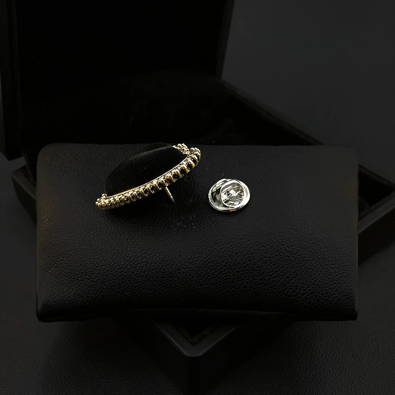 Red Love Coat Fixed Brooch Women's Retro Sweater Cardigan Ornament Lengthened Collar Pins Corsage Clothes Neckline Jewelry 5523