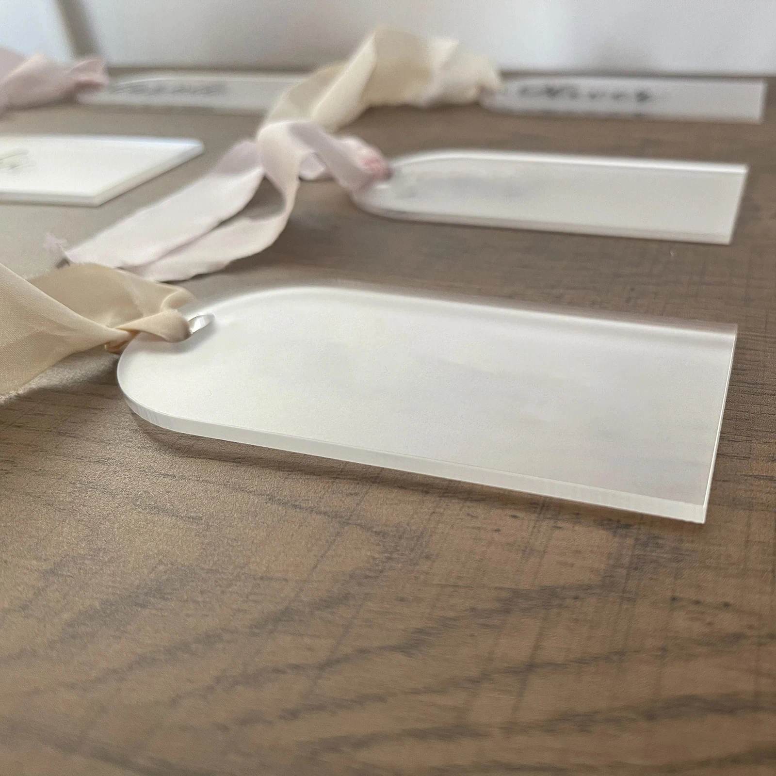 CosyCaya 90 Segnaposto In Acrilico Trasparente Opaco Per Matrimonio E Fai Da Te - Etichette Vuote 3x8 Cm