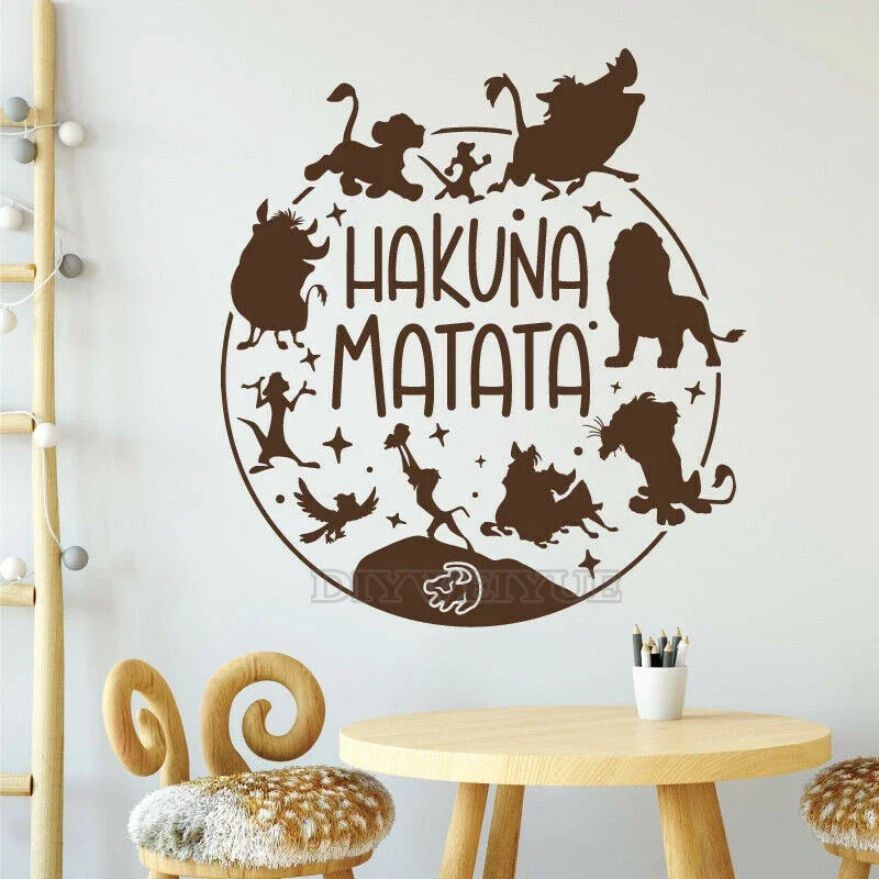 Мультяшная Настенная Наклейка Hakuna Matata, Король Лев, Виниловая наклейка на стену для мальчика, комнаты, спальни, Декор, мультяшное украшение, Фреска X051