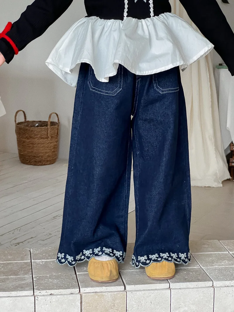 2025 Autumn New Children Denim Trousers Girls Sweet Flower Embroidery Jeans Kids Casual Pants Baby Girl Loose Straight Pants 3 2025 Autumn New Children Denim Trousers Girls Sweet Flower Embroidery Jeans Kids Casual Pants Baby Girl Loose Straight Pants - Image 5