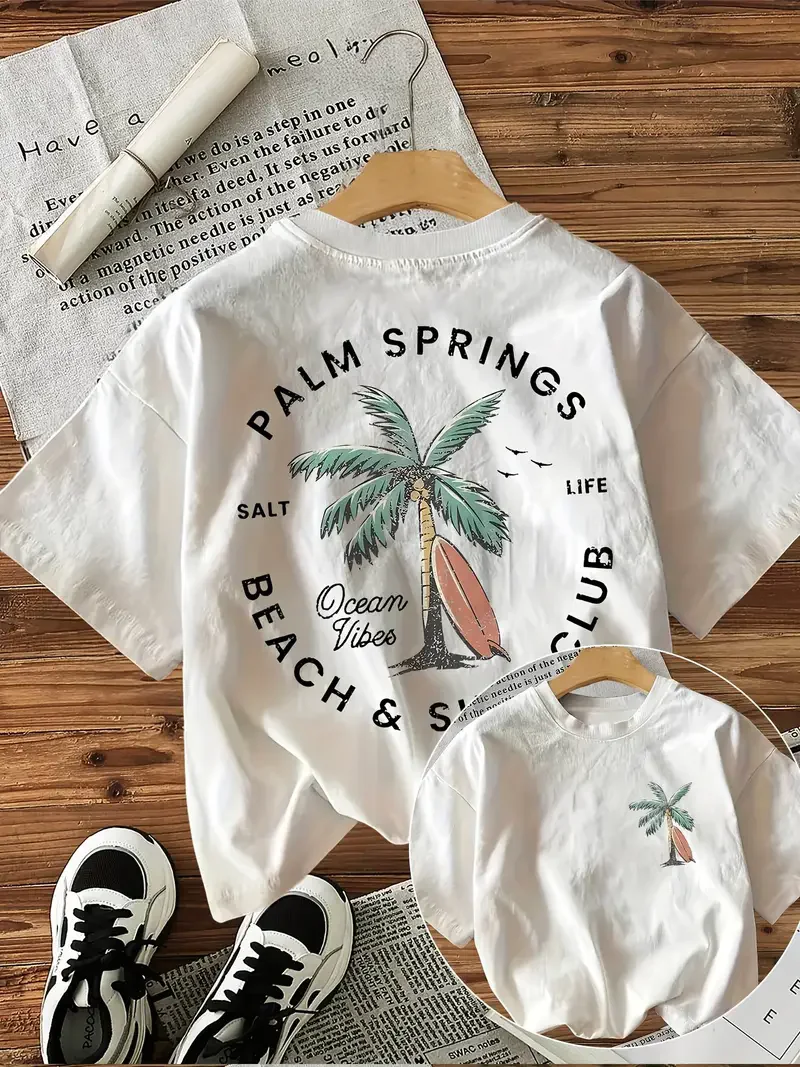 Camiseta feminina casual 100% algodão manga curta gola redonda Palm Springs Beach Club estampa gráfica com palmeiras pranchas de surf