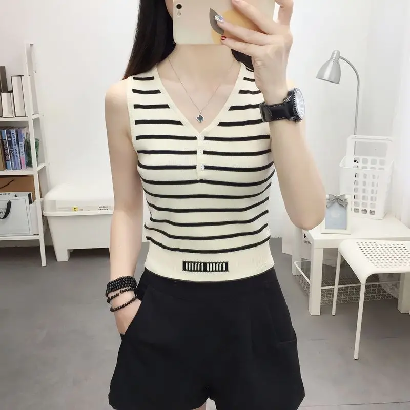 여성용 짧은 아이스 실크 슬링 스트라이프 탱크, 브이넥 단추 슬림 탄성, 다목적 패션 니트 민소매 탑, 여름 신상, 2024