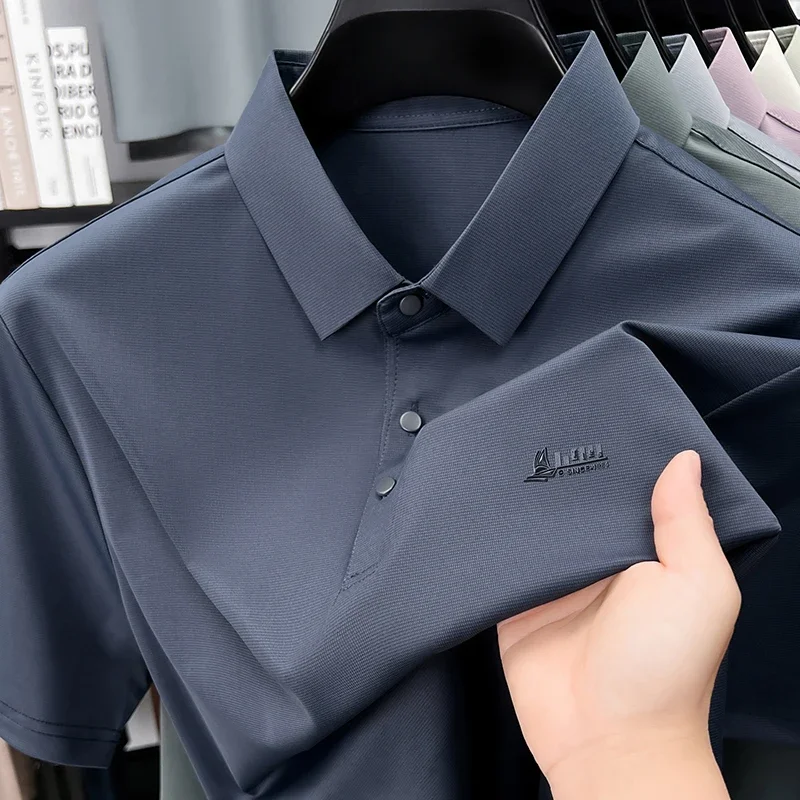 Polo a maniche corte da uomo con piccolo logo ricamato, stile casual, vestibilità comoda per l'uso quotidiano, l'ufficio e il weekend - immagine 4