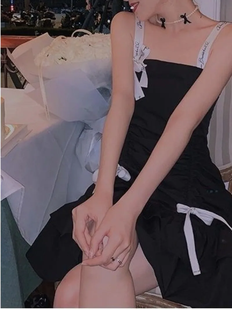 

Новинка 2024, черное платье на бретелях для женщин, летнее маленькое черное платье с эксклюзивной темпераментной тонкой милой и острой юбкой HI9W