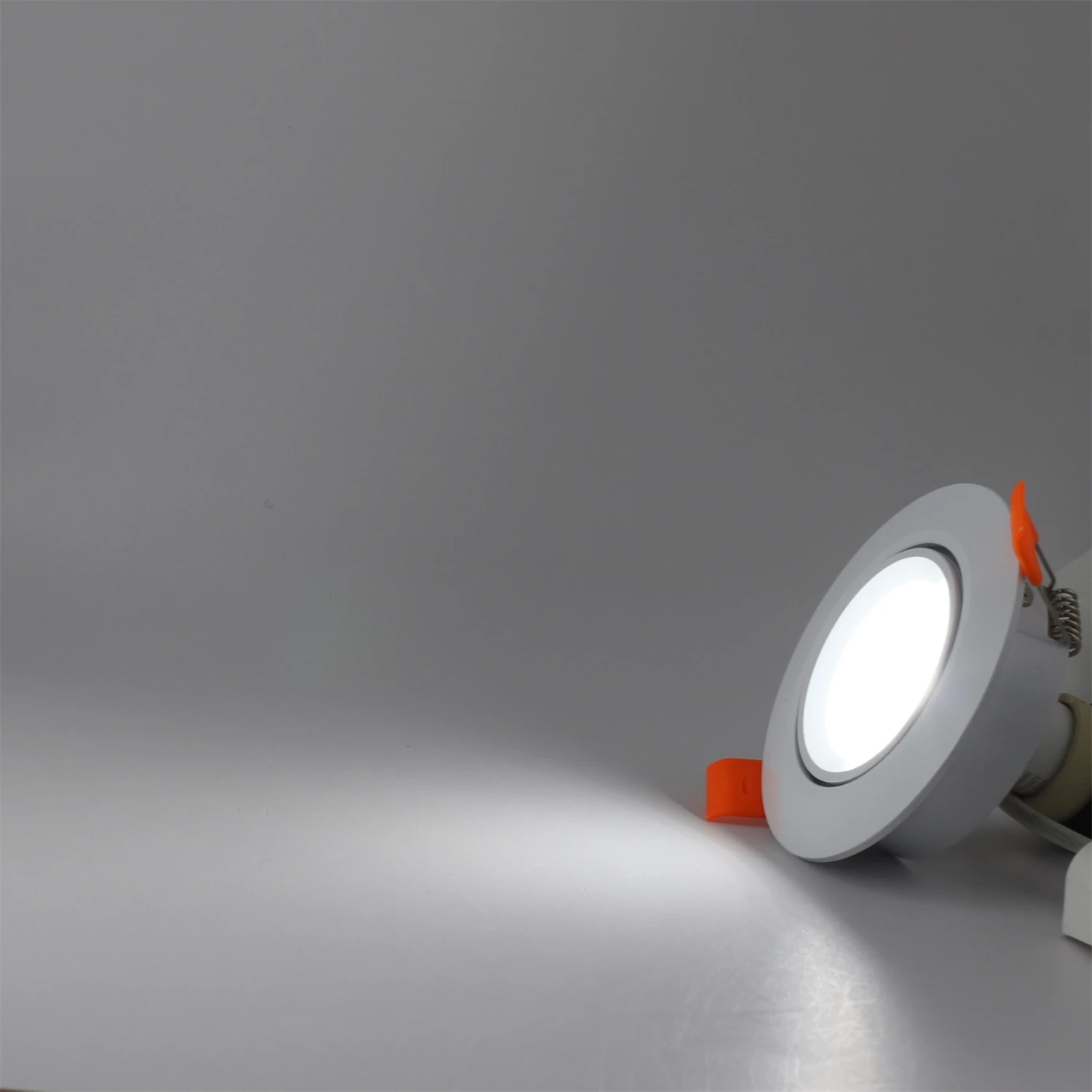 하이 퀄리티 알루미늄 조절식 리세스시드 LED 스포트라이트, 6W GU10 천장 다운라이트 피팅 프레임, 70mm 컷 아웃