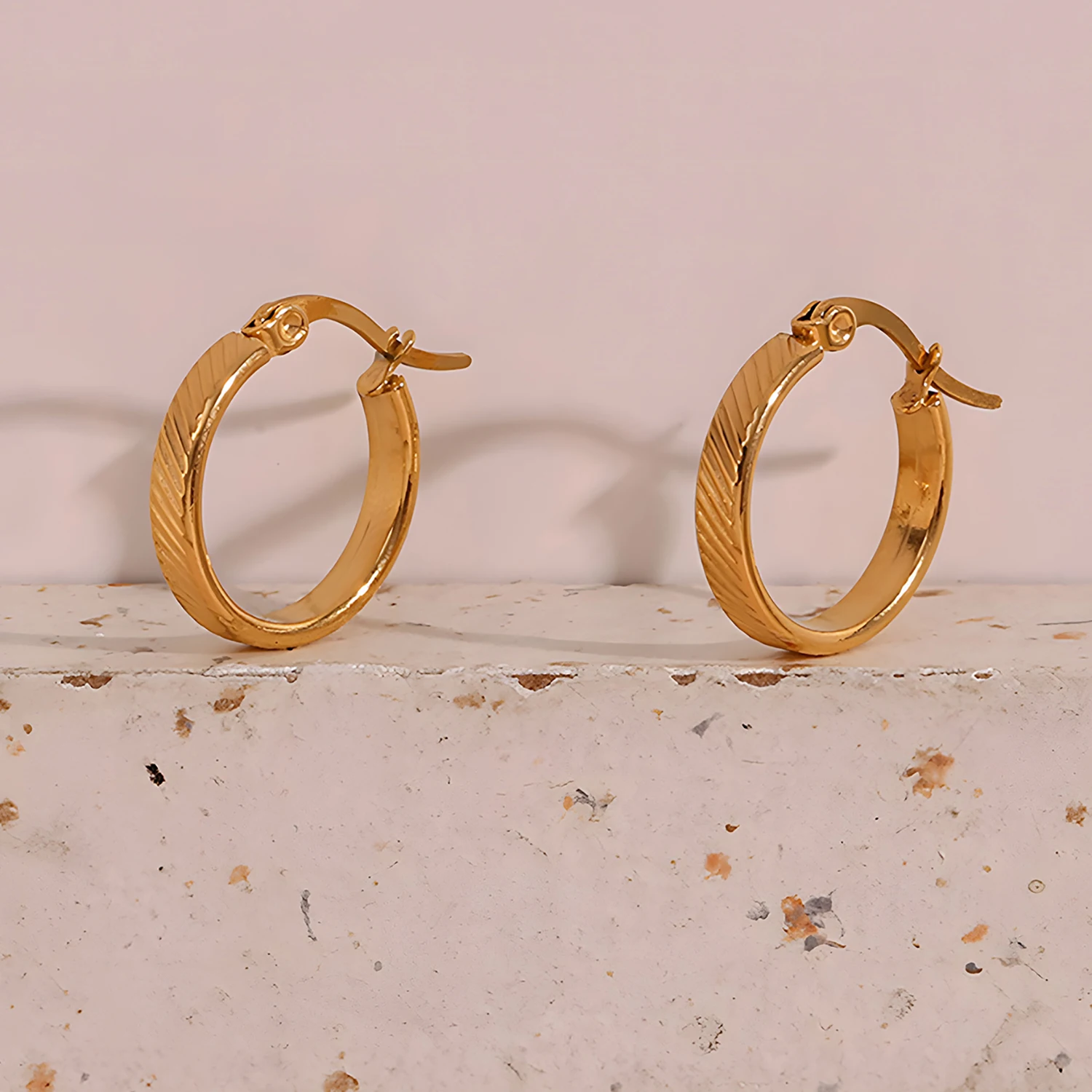 

Классические серьги из нержавеющей стали золотого цвета с диагональными полосками и круглым покрытием из 18-каратного золота, простые украшения для женщин