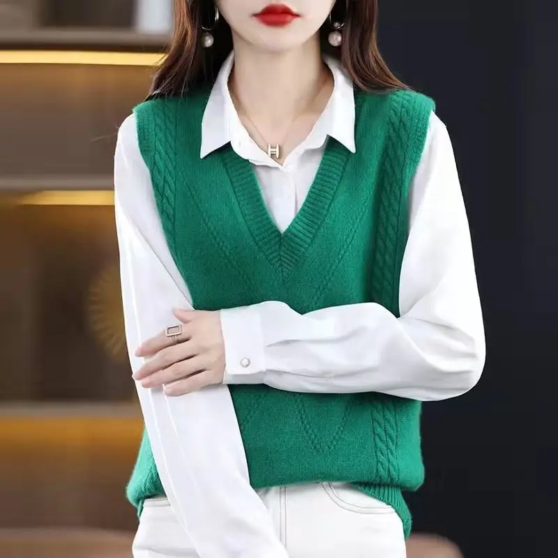 

2024 Early Autumn Women Fashion Solid Color Loose Waistcoat Female V-neck Knitted Vest Ladies Warm Sweater Sleeveless Tops Y163