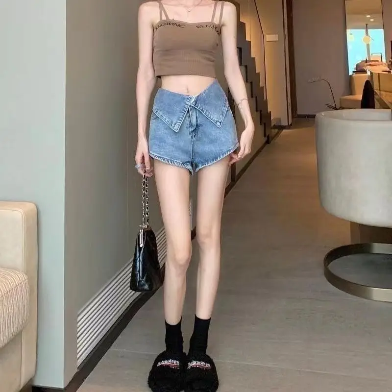 Рисунок 3 - Джинсовые шорты с завышенной талией и манжетами