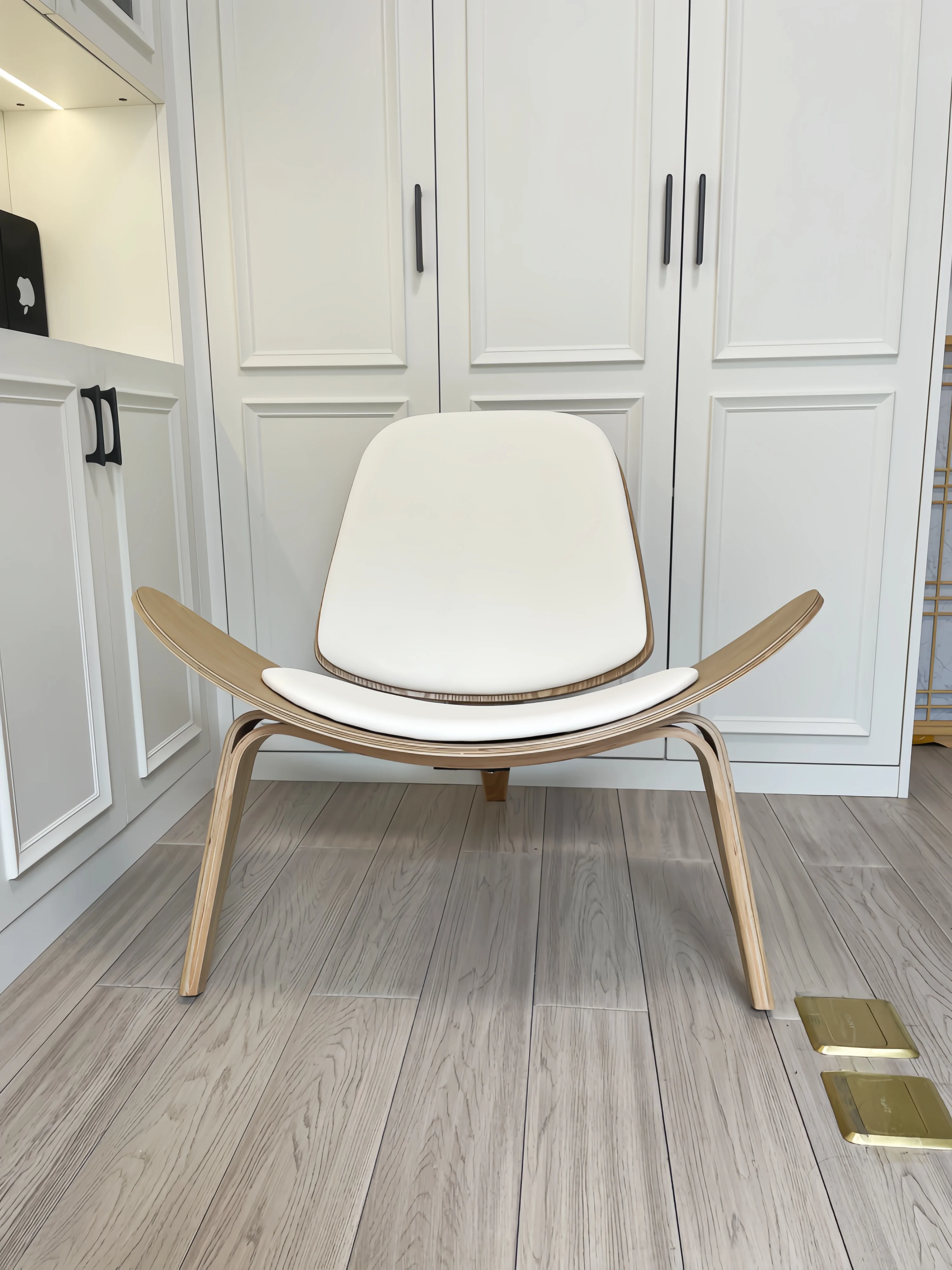 Hans Wegner Style Chair Simple and Modern Leather Shell Chair with White Padded Seat Ergonomic Three-Legged Shell Lounge