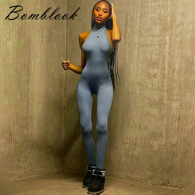 Женский комбинезон на пуговицах с открытой спиной |