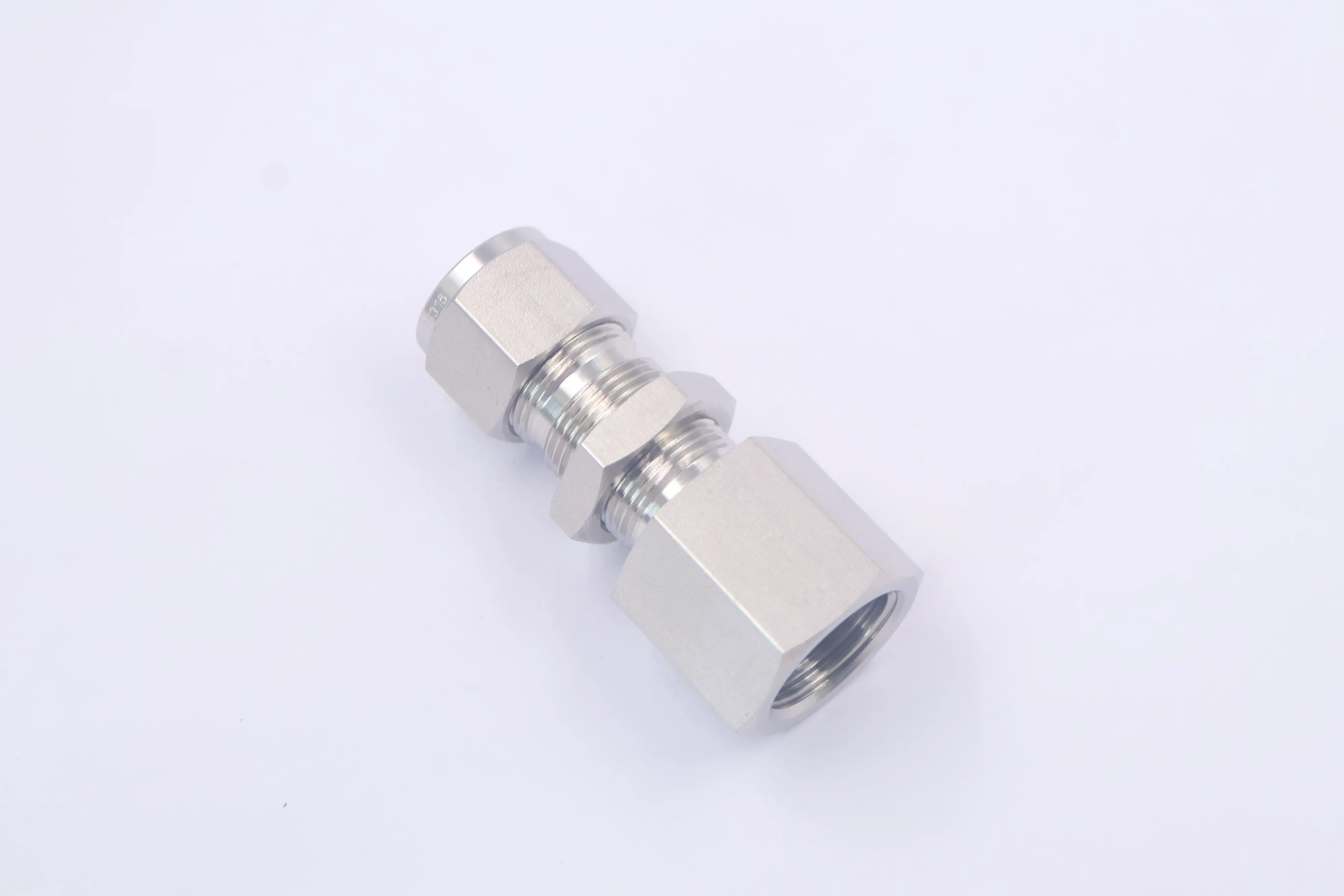 SS-810-71-8, Tube Fitting, Bulkhead Female Connector, 1/2 in. Tube OD x 1/2 in. Female NPT, Can Combination with Swagelok