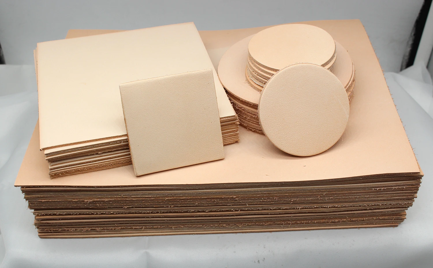 Description Picture 2 of item1 Piece Small Genuine Leather Round Square Rectangular Slice Vegetable Grain Cow Skin for Handmade Jewelry Decorations Coasters