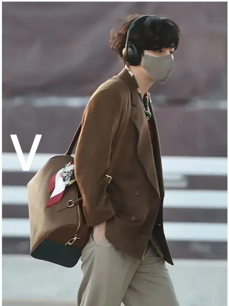 

Kpop Boys Boston Bags V Design Mute Bostons Crossbody Bags Large Capacity Shoulder Bag With Silk Scarf Travel Organizer Bags
