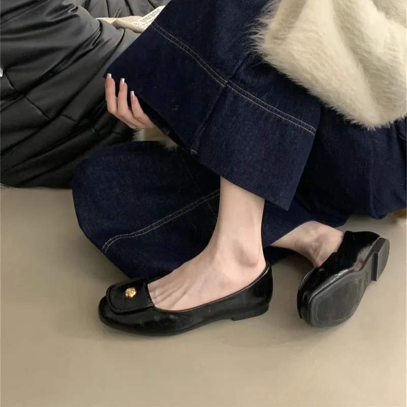 Women's Flat Shoes Camellia Metal Decoration One Kick Anti-slip Women Shoes Dress Leisure Spring Soft Bottom Zapatillas De Mujer 2