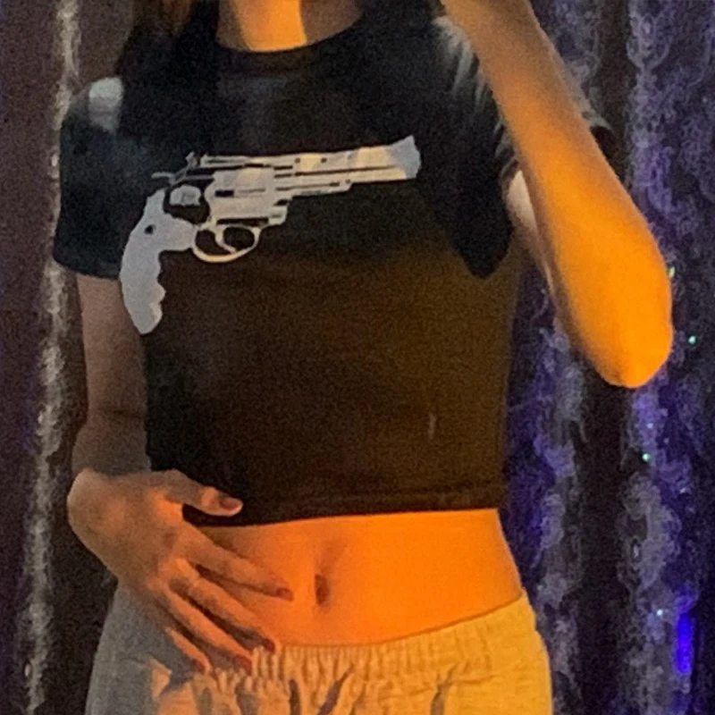 Camiseta corta con estampado divertido de pistola para mujer, estilo callejero europeo y americano, estilo Y2K, estilo casual, entallada y a la moda.