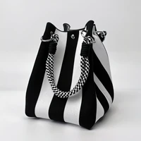 Ce sac seau rétro tricoté multicolore est simple et color-blocké, polyvalent et facile à transporter. 1