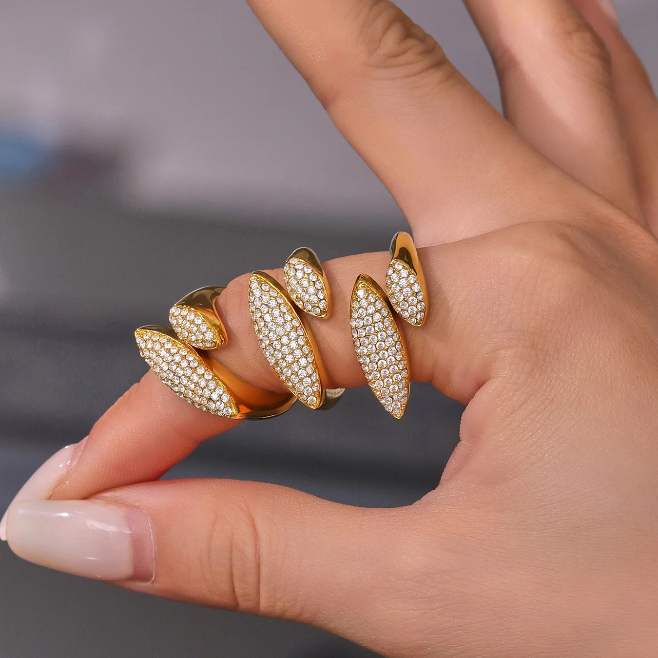 Große kleine ovale Design-ringe aus wasserdichtem Edelstahl, vergoldet, für Damen, glänzend, Party, Alltag, Schmuckzubehör – Detail 1
