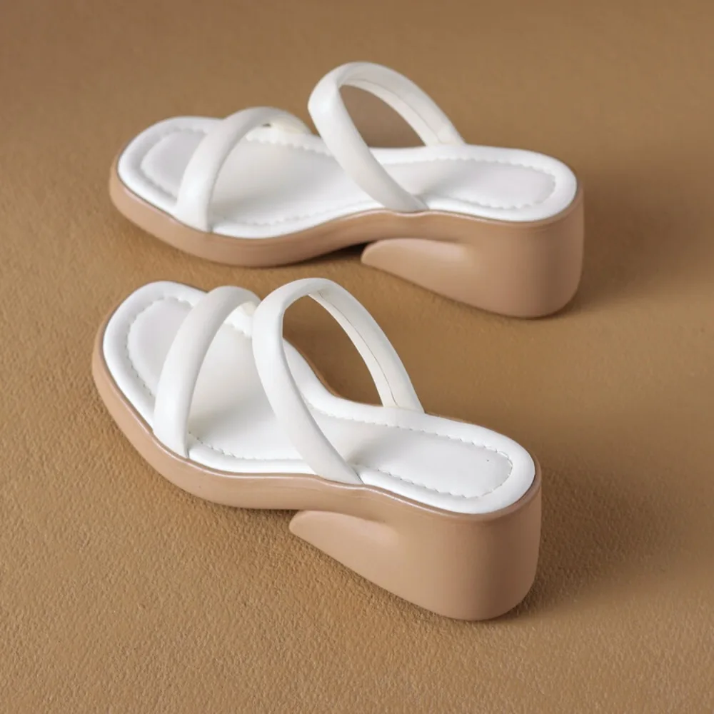 In summer, wear fashionable sandals and slippers on the outside