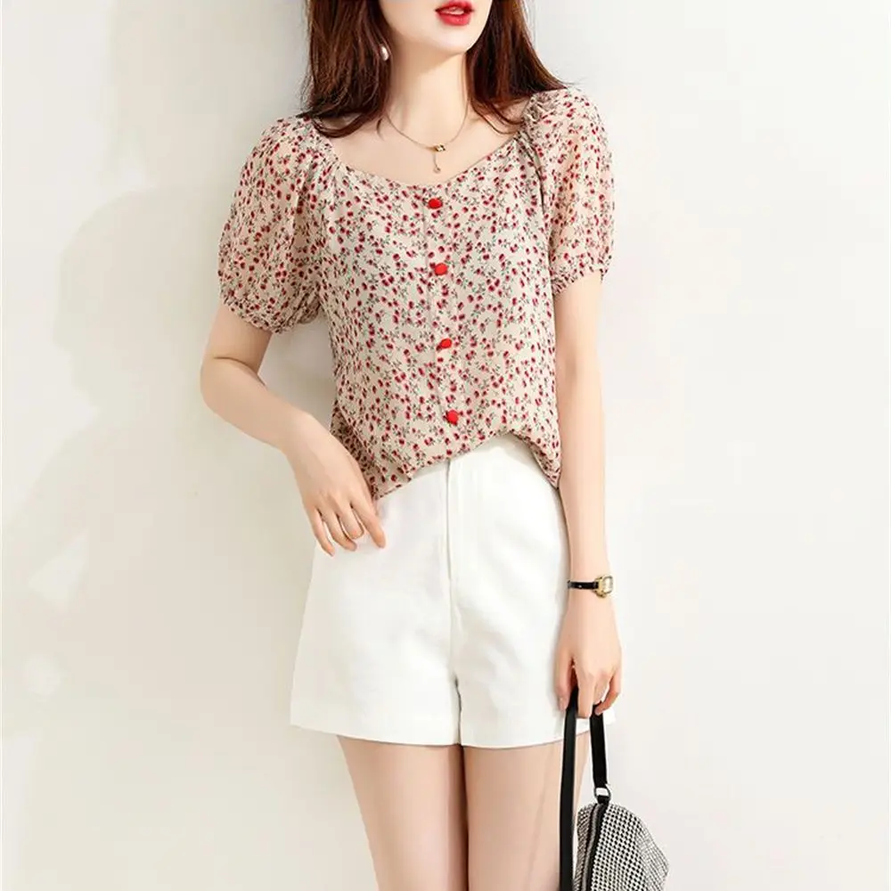 

Женская блузка с коротким рукавом-фонариком и квадратным вырезом