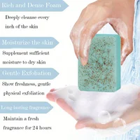 Le savon exfoliant aux algues est riche en vitamine E. Il contient de l'huile d'olive, qui nettoie en douceur le visage, hydrate et nourrit. 5