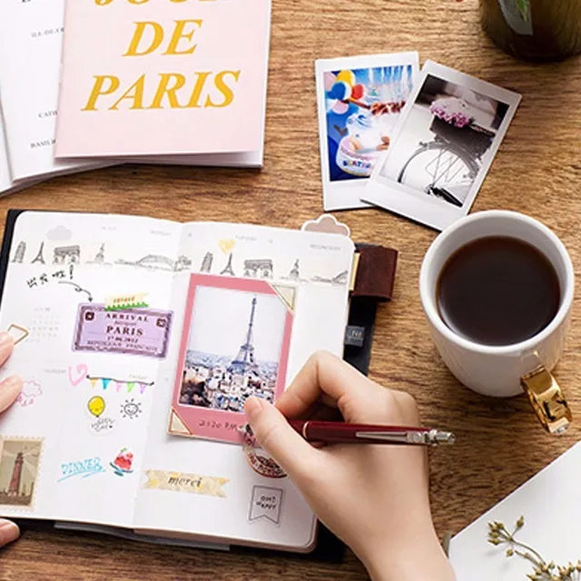 순간을 생생하게 담아내는 화려한 색채