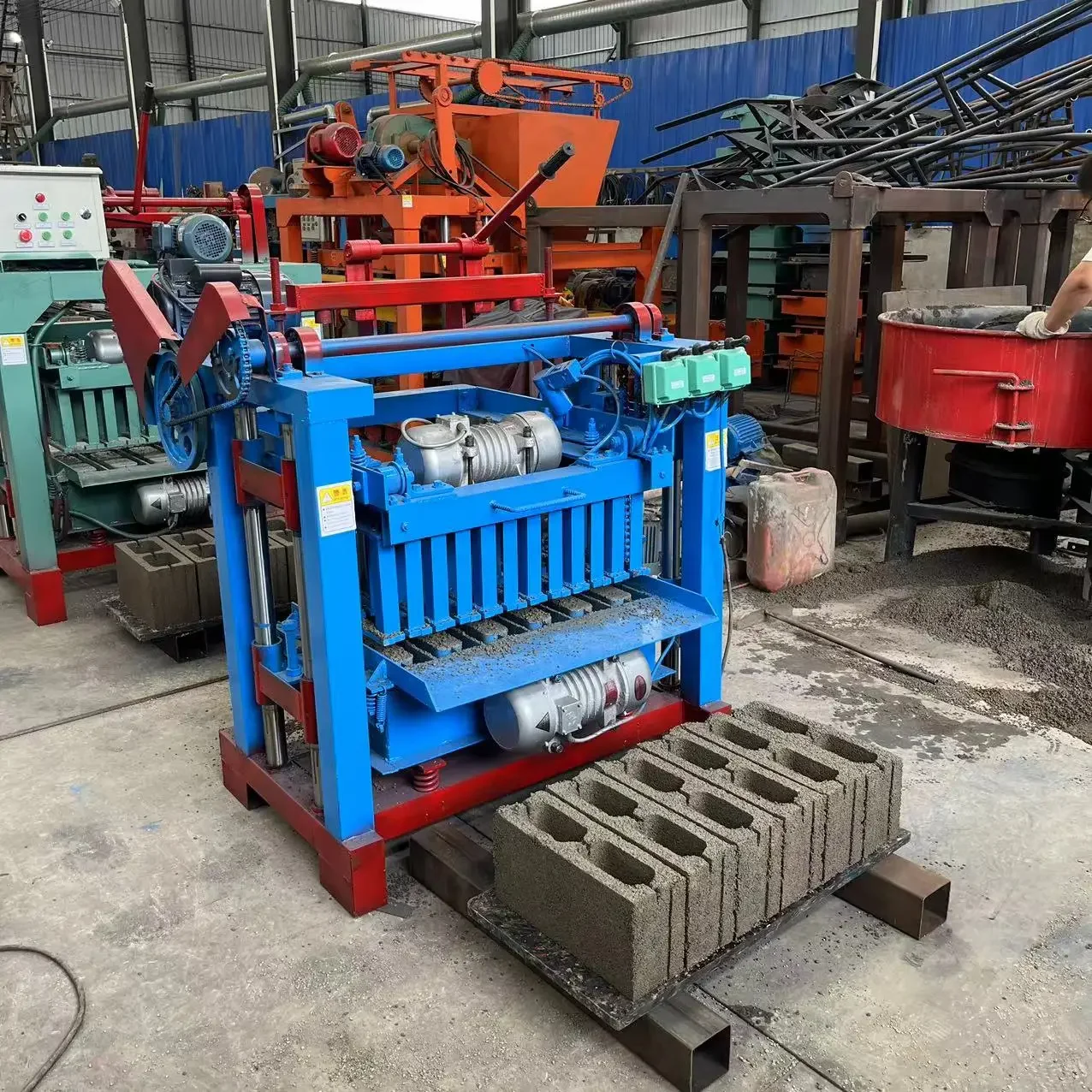 Les ventes directes d'usine de machines de fabrication de briques de ciment et de machines de fabrication de briques de béton se vendent bien