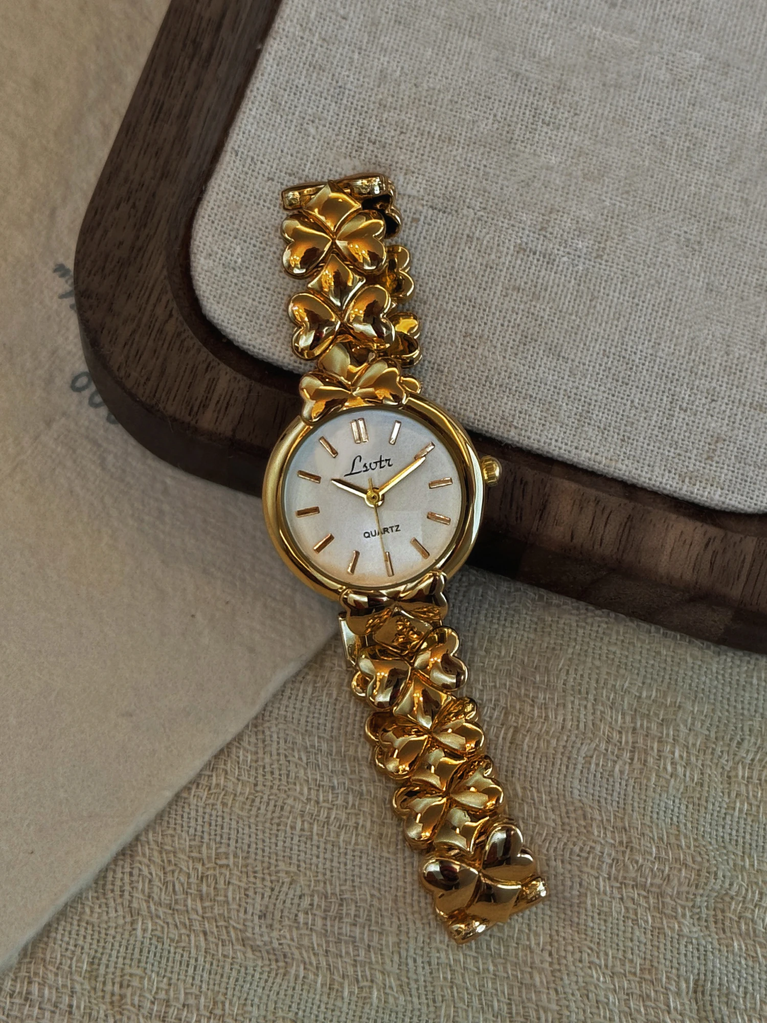 قطعة واحدة من ساعة نسائية فرنسية ذهبية جديدة فاخرة...