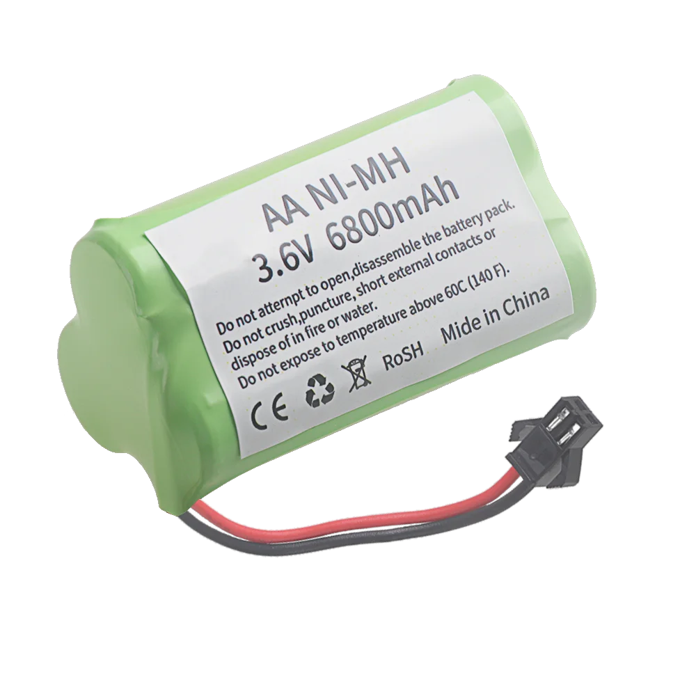 Batterie NI-MH 6800mAh pour RC, placée à côté d'une voiture télécommandée, illustrant sa taille compacte.