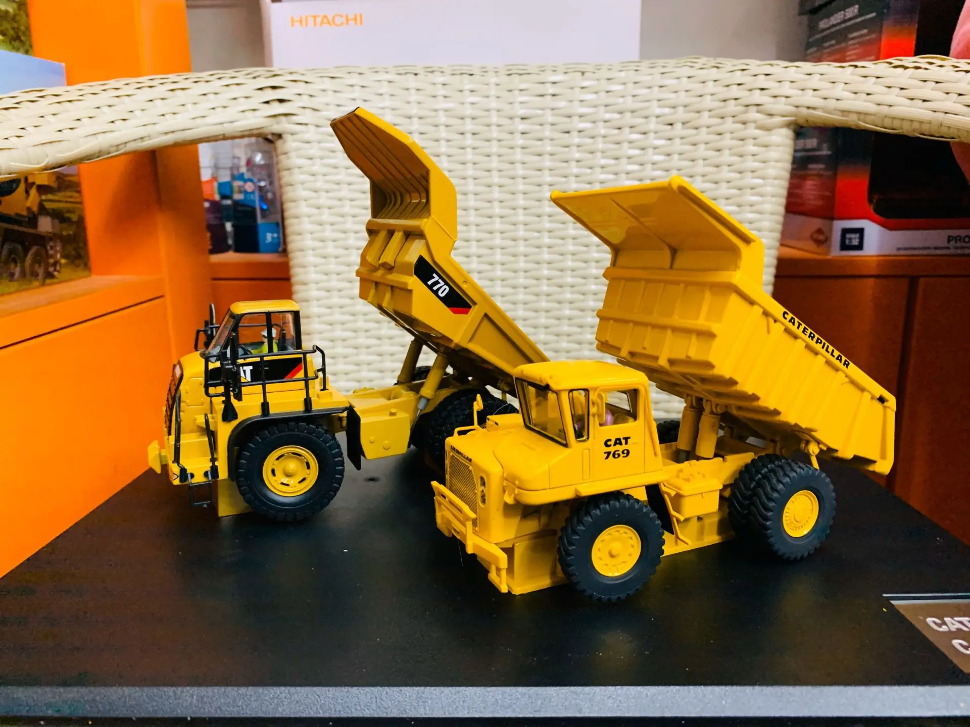 Evolution Caterpillar Cat 769 + 770 Off-Highway Truck 1/50 Scale DieCast Masters 85562